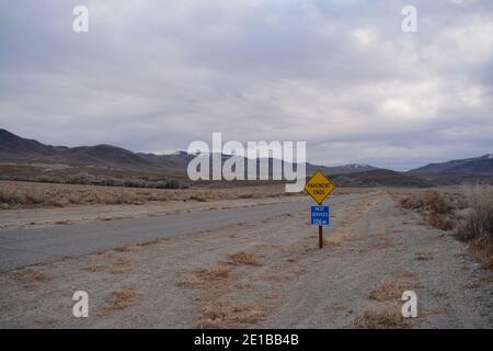 Segnale stradale per strada sterrata e prossimo servizio nella valle del lago di pesce vicino Big Pine California, Waucoba Road alla Valle della morte Foto Stock