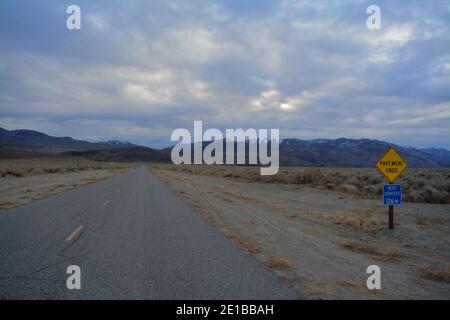 Segnale stradale per strada sterrata e prossimo servizio nella valle del lago di pesce vicino Big Pine California, Waucoba Road alla Valle della morte Foto Stock