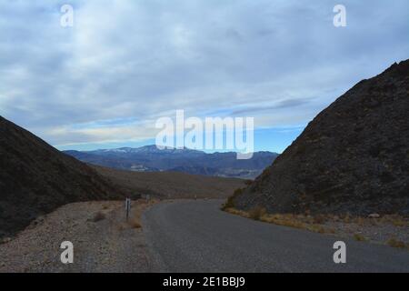 Backcountry in California, Big Pine Road sopra il canyon di roccia sospeso al Death Valley National Park nel mese di dicembre, ultima catena montuosa possibilità Foto Stock