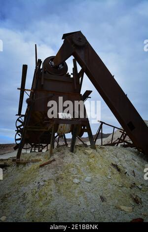 Miniera di zolfo del cratere presso la strada del canyon di roccia sospesa, nell'ultima occasione, le montagne spaziano al Parco Nazionale della Valle della morte in dicembre - California, USA Foto Stock