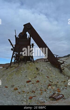 Miniera di zolfo del cratere presso la strada del canyon di roccia sospesa, nell'ultima occasione, le montagne spaziano al Parco Nazionale della Valle della morte in dicembre - California, USA Foto Stock