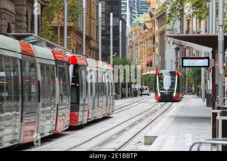 Il centro città di Sydney, Australia, ancora in vista di vuoto nel nuovo anno 2021, quando vengono imposte restrizioni più severe sul Coronavirus (incluse maschere facciali obbligatorie e pesanti sanzioni contro la non conformità). Nella foto: George Street nel CBD di Sydney, una delle strade più trafficate dell'Australia, che guarda deserta. Foto Stock