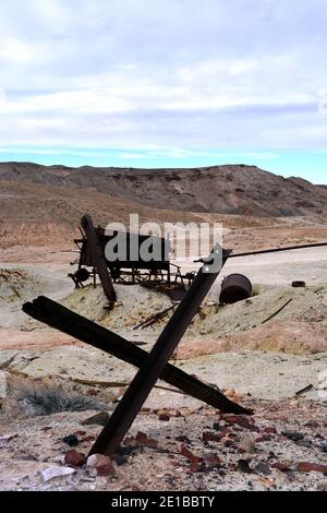 Miniera di zolfo del cratere presso la strada del canyon di roccia sospesa, nell'ultima occasione, le montagne spaziano al Parco Nazionale della Valle della morte in dicembre - California, USA Foto Stock