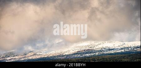 nuvole e neve sulla cima del monte ventoux, provenza france.Inverno paesaggio panarama Foto Stock