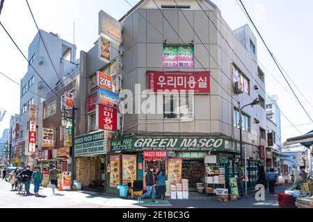 Islamic Street, vicino alla stazione di Shin-Okubo, Shinjuku-Ku, Tokyo, Giappone Foto Stock