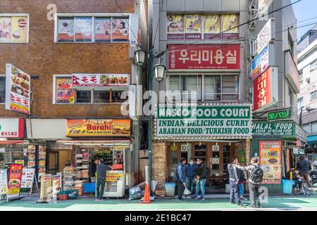 Islamic Street, vicino alla stazione di Shin-Okubo, Shinjuku-Ku, Tokyo, Giappone Foto Stock