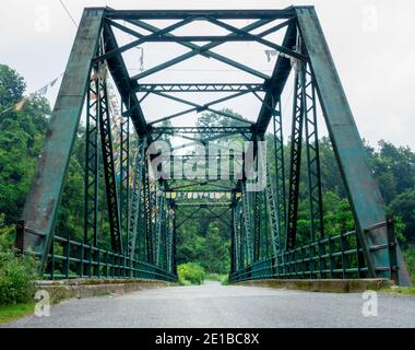 Un primo piano del ponte di Truss preso dalla parte anteriore. Questo ponte è verniciato di verde per la protezione contro la corrosione. Foto Stock