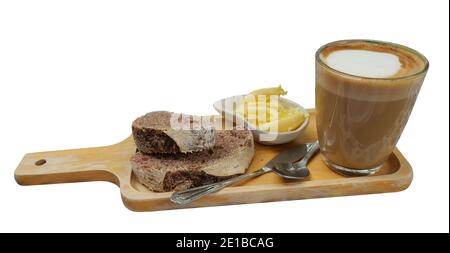 Pane sourpaste con burro e tazza di caffè latte in vetro su un tagliere di legno, impostare pasto e bevanda calda isolato su sfondo bianco Foto Stock