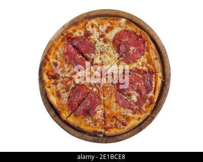 Vista dall'alto della pizza italiana con salame e mozzarella su un bard di legno isolato su sfondo bianco Foto Stock