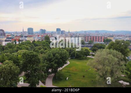 Il Prater, un grande parco pubblico a Vienna, in Austria, in una serata estiva. Foto Stock