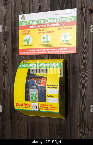 Defibrillatore ad accesso pubblico NHS apparecchiature mediche di emergenza, South Western Ambulance Service, Regno Unito Foto Stock