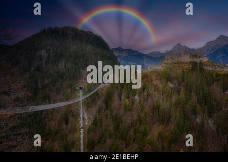 Ponte sospeso pedonale Highline 179 - Austria - con arcobaleno Foto Stock