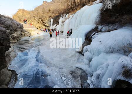 Mentougou, Mentougou, Cina. 6 gennaio 2021. Pechino, CINA-turisti scattare foto di fronte a una cascata di ghiaccio naturale a Guadaoyuan zona panoramica a Mentougou, Pechino, 3 gennaio 2021.con il recente calo precipitoso della temperatura, un gran numero di cascate di ghiaccio sono comparso in Mentougou zona montuosa.a ovest di Pechino, Tan Wang Road, Erba di melone area panoramica cascata naturale gruppo picco di ghiaccio appeso capovolto, cristallo chiaro, puro ghiaccio bianco appeso sulla scogliera enorme, costituiscono un bellissimo paesaggio invernale, è diventato l'ovest di Pechino turismo invernale web celebrity card in recente Foto Stock