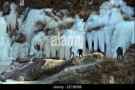 Mentougou, Mentougou, Cina. 6 gennaio 2021. Pechino, CINA-turisti scattare foto di fronte a una cascata di ghiaccio naturale a Guadaoyuan zona panoramica a Mentougou, Pechino, 3 gennaio 2021.con il recente calo precipitoso della temperatura, un gran numero di cascate di ghiaccio sono comparso in Mentougou zona montuosa.a ovest di Pechino, Tan Wang Road, Erba di melone area panoramica cascata naturale gruppo picco di ghiaccio appeso capovolto, cristallo chiaro, puro ghiaccio bianco appeso sulla scogliera enorme, costituiscono un bellissimo paesaggio invernale, è diventato l'ovest di Pechino turismo invernale web celebrity card in recente Foto Stock