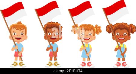 Bandiera indonesiana in mano. Bambini con bandiera. Bandiera nazionale dell'Indonesia Foto Stock