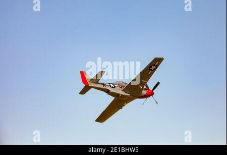 Johannesburg, Sudafrica - 22 maggio 2011: Aereo da combattimento Mustang della seconda Guerra Mondiale che vola in aria Foto Stock