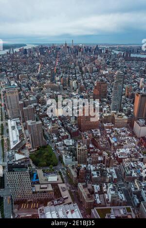 USA, New York City: Panoramica di Manhattan in serata dal One World Trade Center Foto Stock