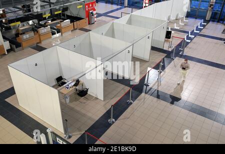 Laage, Germania. 06 gennaio 2021. Sven Thüne, capo del centro di vaccinazione del distretto di Rostock, si trova nel centro di vaccinazione completamente attrezzato nel terminal dell'aeroporto di Rostock-Laage. Il 12.01.2021, i centri di vaccinazione dello Stato inizieranno il loro lavoro. Credit: Bernd Wüstneck/dpa-Zentralbild/dpa/Alamy Live News Foto Stock