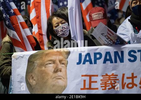 Tokyo, Giappone. 6 gennaio 2021A donna che indossa una maschera facciale protettiva pro Trump partecipa a un raduno per sostenere il presidente uscente degli Stati Uniti Donald Trump il 6 gennaio 2021 a Tokyo Giappone. 06 gennaio 2021 Credit: Nicolas Datiche/AFLO/Alamy Live News Foto Stock