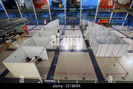 Laage, Germania. 06 gennaio 2021. Sven Thüne, capo del centro di vaccinazione del distretto di Rostock, si trova nel centro di vaccinazione completamente attrezzato nel terminal dell'aeroporto di Rostock-Laage. Il 12.01.2021, i centri di vaccinazione dello Stato inizieranno il loro lavoro. Credit: Bernd Wüstneck/dpa-Zentralbild/dpa/Alamy Live News Foto Stock