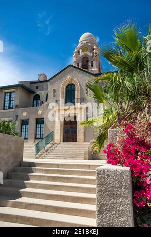 Curley School, 1919, ora Sonoran Desert Conference Center, spagnolo stile coloniale revival, bougainvillea in fiore, Ajo, Arizona, Stati Uniti Foto Stock