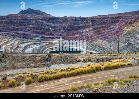 Phelps Dodge miniera di rame a cielo aperto, ora chiusa, lago sul fondo, ad Ajo, Arizona, Stati Uniti Foto Stock