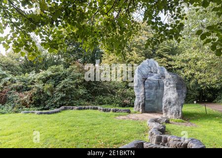 Scultura moderna di Ursula von Rydingsvard Damski Czepek esposta in un ambiente rurale dello Yorkshire Sculpture Park vicino a Wakefield, Regno Unito. Foto Stock