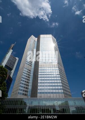 Eurotower moderno grattacielo ex sede della Banca Centrale europea su Willy Brandt Platz nel Bankenviertel Francoforte sul meno, Assia Germania Europa Foto Stock