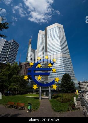 Simbolo della valuta dell'euro di fronte all'Eurotower Ex sede della Banca centrale europea su Willy Brandt Platz Nel Frankf Bankenviertel Foto Stock