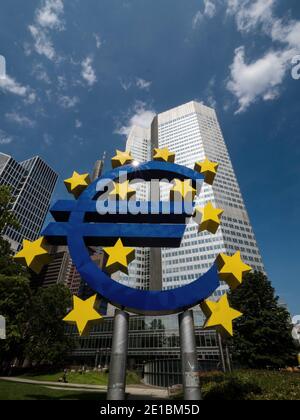 Simbolo della valuta dell'euro di fronte all'Eurotower Ex sede della Banca centrale europea su Willy Brandt Platz Nel Frankf Bankenviertel Foto Stock