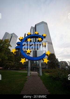 Simbolo della valuta dell'euro di fronte all'Eurotower Ex sede della Banca centrale europea su Willy Brandt Platz Nel Frankf Bankenviertel Foto Stock