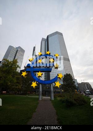 Simbolo della valuta dell'euro di fronte all'Eurotower Ex sede della Banca centrale europea su Willy Brandt Platz Nel Frankf Bankenviertel Foto Stock