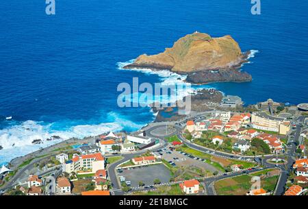 Vista aerea della città di Porto Moniz, famosa per le sue piscine naturali di lava vulcanica. Madeira Foto Stock