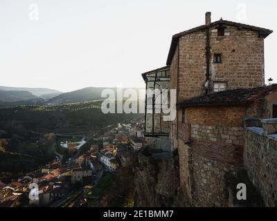 Vista panoramica al tramonto di Casas Colgadas nel villaggio storico Frias Las Merindades Burgos Castiglia e Leon Spagna Europa Foto Stock