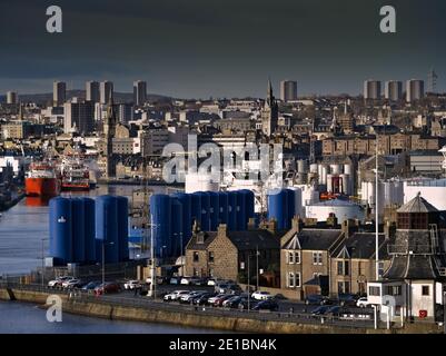 Una vista attraverso il porto di Aberdeen verso la città Foto Stock