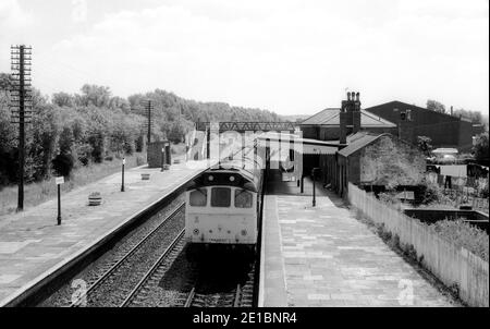 Locomotiva diesel classe 25 n. 25095 con trasporto di un treno passeggeri per Crewe alla stazione di Leominster, Herefordshire, Inghilterra, Regno Unito. 2 luglio 1985 Foto Stock