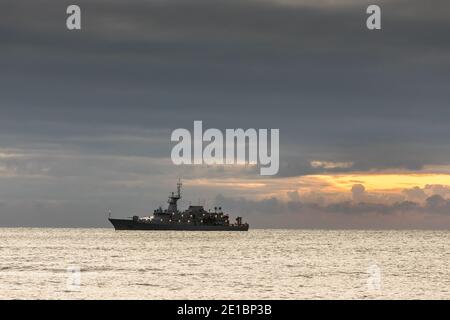 Myrtleville, Cork, Irlanda. 06 gennaio 2021. Irish Naval Service Vessel LÉ James Joyce all'ancora prima dell'alba al largo di Myrtleville, Co. Cork, Irlanda. - credito; David Creedon / Alamy Live News Foto Stock