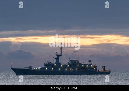 Myrtleville, Cork, Irlanda. 06 gennaio 2021. Irish Naval Service Vessel LÉ James Joyce all'ancora prima dell'alba al largo di Myrtleville, Co. Cork, Irlanda. - credito; David Creedon / Alamy Live News Foto Stock