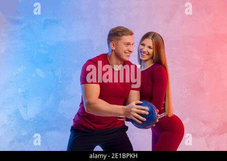 Atlete uomo e donna che si allenano con la palla di medicina. Concetto di formazione personale Foto Stock