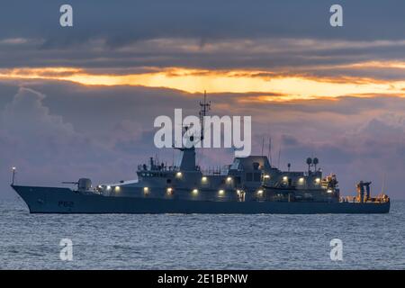 Myrtleville, Cork, Irlanda. 06 gennaio 2021. Irish Naval Service Vessel LÉ James Joyce all'ancora prima dell'alba al largo di Myrtleville, Co. Cork, Irlanda. - credito; David Creedon / Alamy Live News Foto Stock