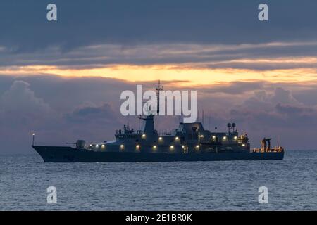 Myrtleville, Cork, Irlanda. 06 gennaio 2021. Irish Naval Service Vessel LÉ James Joyce all'ancora prima dell'alba al largo di Myrtleville, Co. Cork, Irlanda. - credito; David Creedon / Alamy Live News Foto Stock