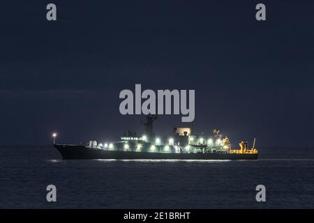 Myrtleville, Cork, Irlanda. 06 gennaio 2021. Irish Naval Service Vessel LÉ James Joyce all'ancora prima dell'alba al largo di Myrtleville, Co. Cork, Irlanda. - credito; David Creedon / Alamy Live News Foto Stock