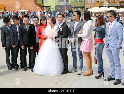 VARSAVIA, POLONIA-MAGGIO 16: Venditore di palloncini non identificato in Hello  Kitty Costume che vende palloncini.Maggio 16,2015 a Varsavia, Polonia Foto  stock - Alamy