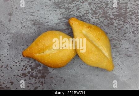 Vista dall'alto di due panini appena sfornati con bolillo su uno sfondo grigio dalle macchie. Foto Stock