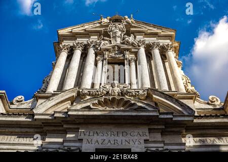 Visita alla Chiesa dei Santi Vincenzo e Anastasio a Trevi a Roma Foto Stock