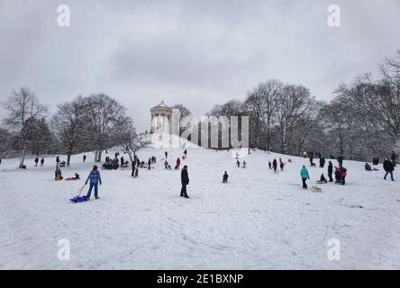 Monaco, Baviera, Germania. 6 gennaio 2021. Scene di Monaco, Germania durante la prima notevole tempesta di neve del 2021 e la prima vera tempesta di neve della stagione invernale 2020/2021. L'area ha visto solo un precedente spolvero di neve. La neve coincide anche con Epiphany (ger: heilige drei Koenige, i tre santi Re) Credit: Sachelle Babbar/ZUMA Wire/Alamy Live News Foto Stock