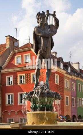 Fontana Apollo nella Piazza del mercato Vecchio a Poznan. Polonia Foto Stock