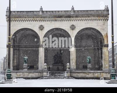 Monaco, Baviera, Germania. 6 gennaio 2021. Il Feldherrnhalle a Monaco, Germania durante la prima notevole tempesta di neve del 2021 e la prima vera tempesta di neve della stagione invernale 2020/2021. L'area ha visto solo un precedente spolvero di neve. La neve coincide anche con Epiphany (ger: heilige drei Koenige, i tre santi Re) Credit: Sachelle Babbar/ZUMA Wire/Alamy Live News Foto Stock