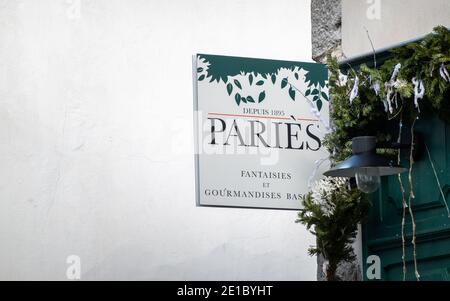 ESPELETTE, FRANCIA - CIRCA GENNAIO 2021: Insegna Paries fuori negozio. Paries è una fabbrica di cioccolato, pasticceria, gelati e dolciumi Foto Stock