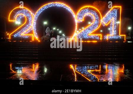 Non esclusivo: VINNYTSIA, UCRAINA - 5 GENNAIO 2021 - l'installazione a LED celebra il nuovo anno del 2021 all'ingresso principale del Central City Pa Foto Stock